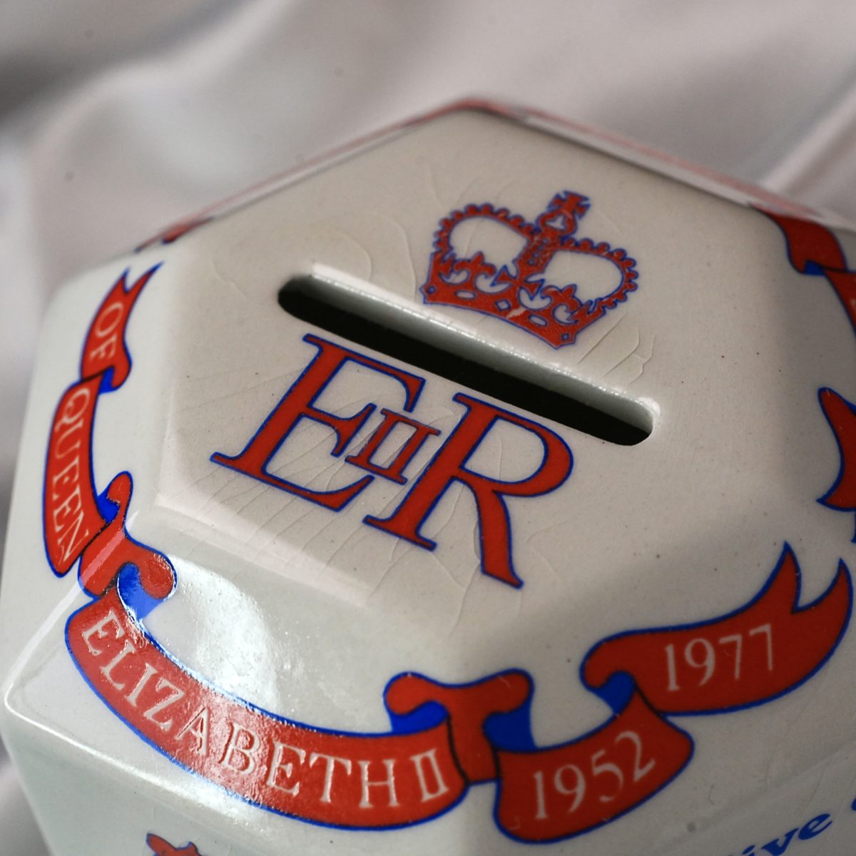 Vintage Adams QEII Silver Jubilee Money Box photo 5
