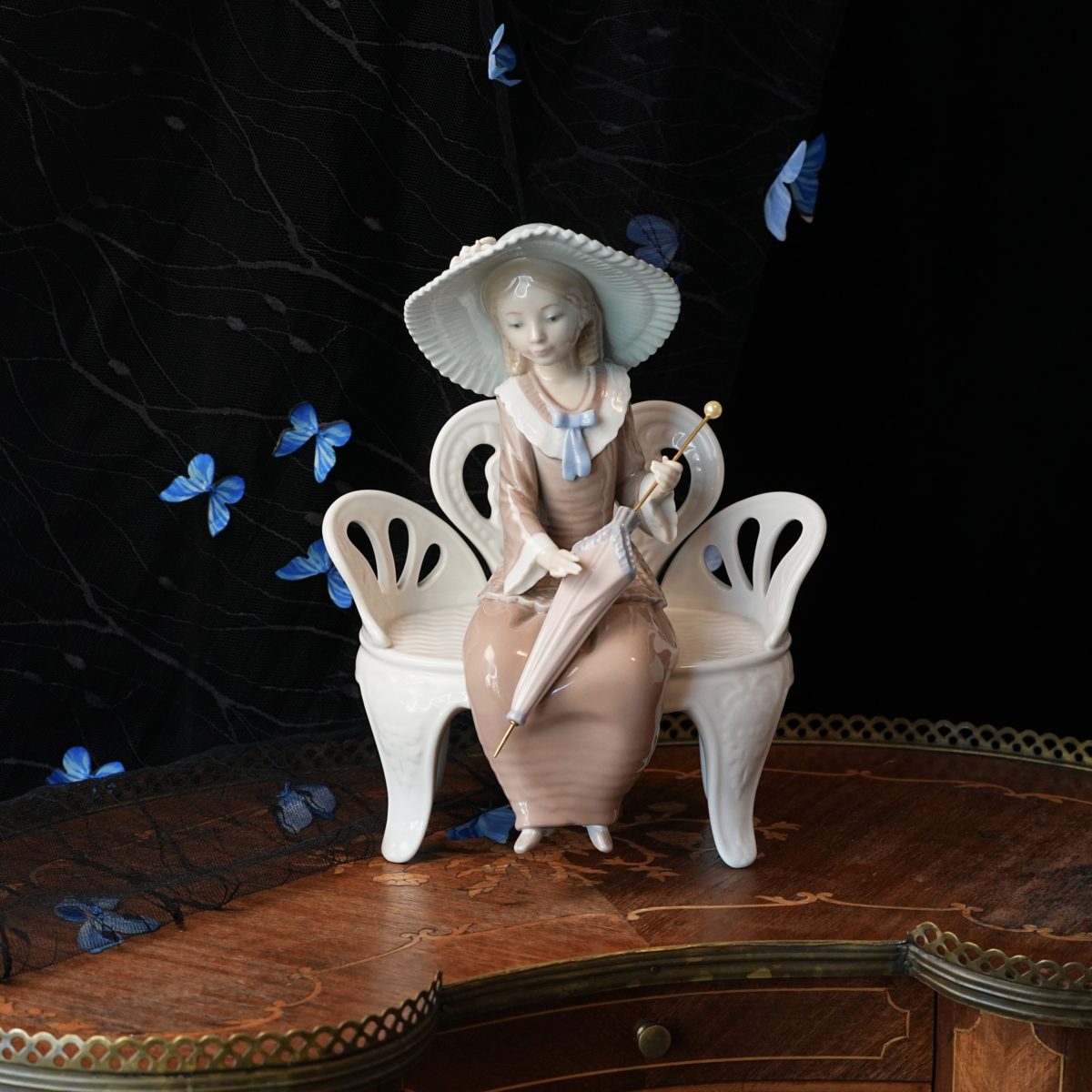 Vintage Lladro Waiting in the Park Figurine 1374 – Retired, Francisco Catala, Picture Hat & Parasol, Handmade Porcelain Spain 1980s