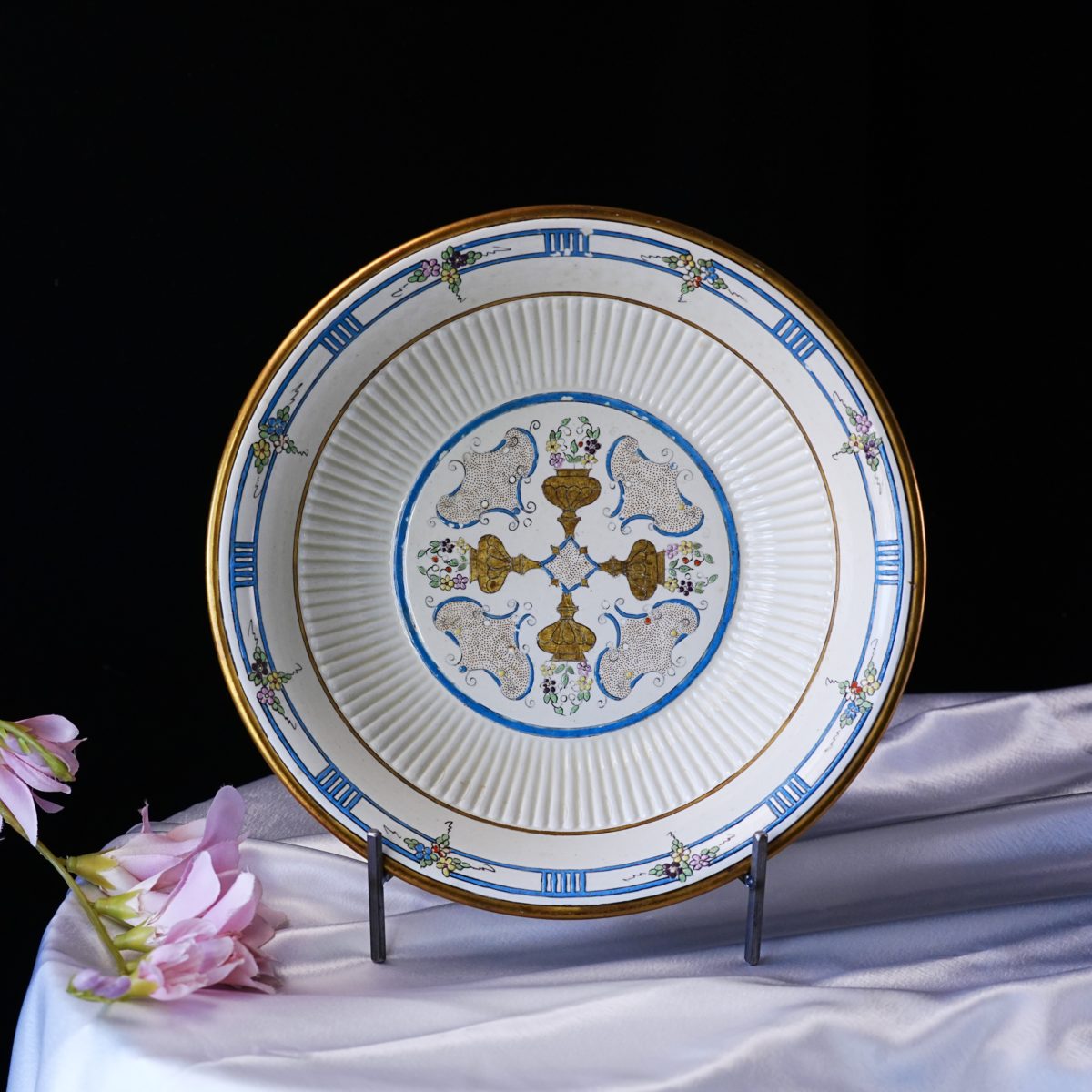 Antique Ridgways Bowl – Old Ivory Bedford Ware, Gold Urns & Blue Scrollwork Medallion, Fluted, Hand Painted, Staffordshire England 1920s
