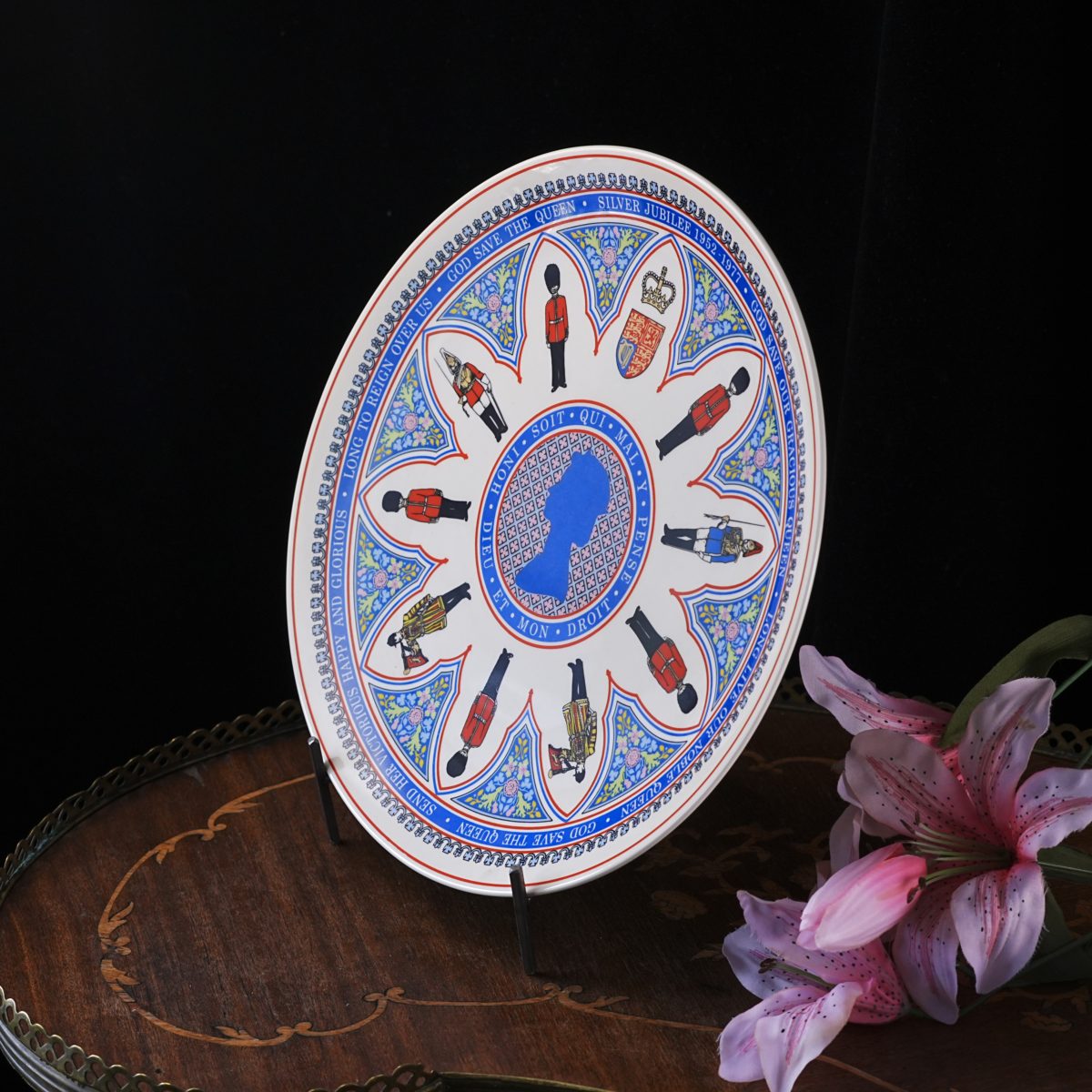Vintage Wedgwood Queen Elizabeth II Silver Jubilee Plate photo 4